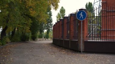 Sonbaharda sokakta patika işaretleri.
