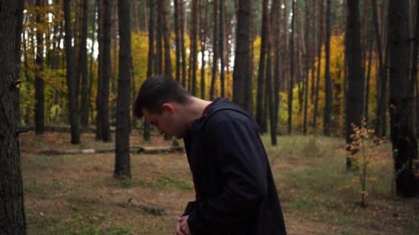 Hombre perdido gritando pidiendo ayuda perdida en el bosque — Vídeo de stock