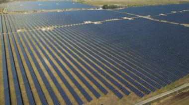 Alanlardaki güneş enerjisi panelleri art arda yeşil enerji ortamı