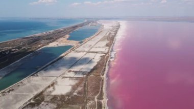 İnsansız hava aracı pembe ve mavi deniz boyunca ilerliyor.