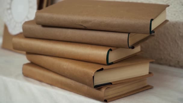 Um punhado de livros jazem sobre a mesa na biblioteca — Vídeo de Stock