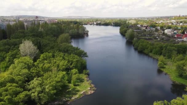 Drone porusza się wzdłuż koryta rzeki w lecie, gdy wszystko jest zielone — Wideo stockowe