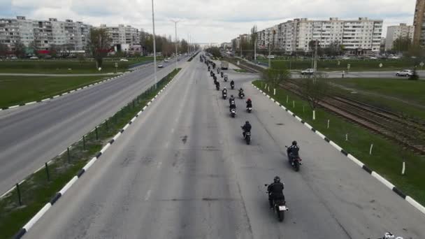 Wiele motocykli jadą wzdłuż drogi w centrum Moskwy Rosja maj 10, 2021 — Wideo stockowe