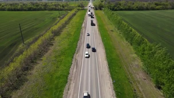 4K beelden van camerabeweging in de lucht langs een snelweg met veel bewegende auto 's — Stockvideo