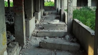 21 Ekim 2021 'de Moskova Rusya' dan terk edilmiş bir binanın 4K görüntüsü.