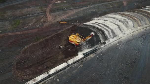 Speciaal groot materieel aan het werk in een mijnbouwgroeve moskoe rusland 25 augustus 2021 — Stockvideo