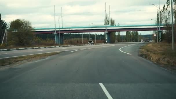 고속 도로에서 차를 운전하는 모습 — 비디오