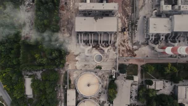 Dron se cierne sobre la chimenea humeante de una planta de trabajo — Vídeo de stock