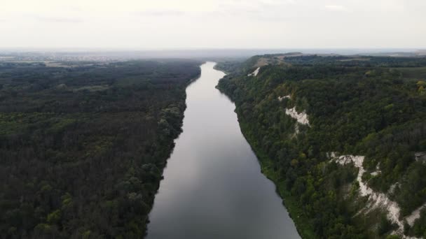 Vue aérienne par drone du lever du soleil sur une rivière brumeuse. drone volant le long du lit d'une large rivière — Video