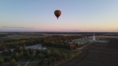 Balon akşamları batan güneşin arka planına doğru hareket eder. hava günbatımı