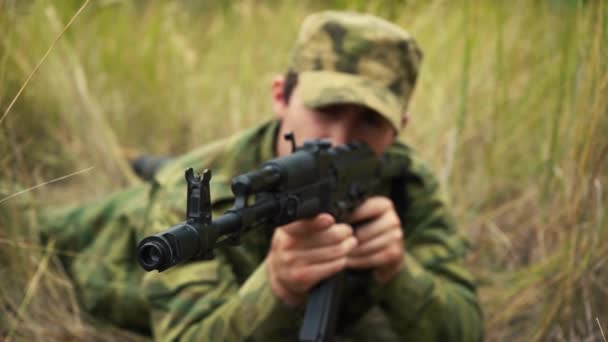 Soldat siktar från ett maskingevär i bakhåll. — Stockvideo