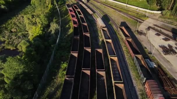 Рух безпілотника вздовж залізниці з вагонами — стокове відео