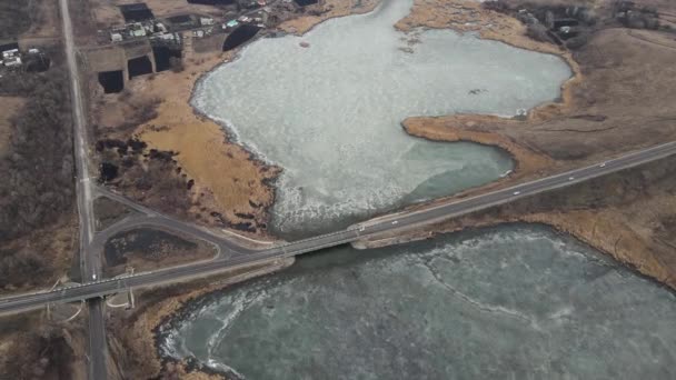 Un lago congelado que aún no se ha derretido a principios de primavera. disparos aéreos — Vídeos de Stock