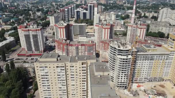 Mouvement de drone le long de grands bâtiments de grande hauteur — Video