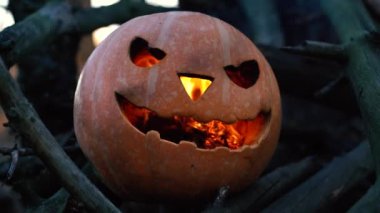 Cadılar bayramı balkabağı yanıyor. Sokakta yatıyor.