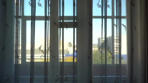 4K ramar av ett fönster med gardiner från sidan av rummet — Stockvideo