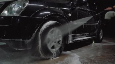 Adam arabadaki köpüğü yıkıyor Moskova Rusya 20 Ağustos 2021