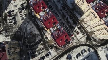 İnsansız hava aracı çok katlı binalarda uçuyor.