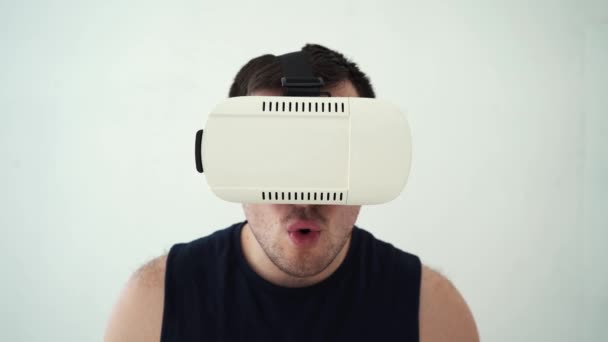 Ongeschoren man in vr bril op een witte achtergrond — Stockvideo