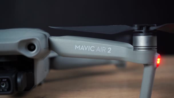 Caméra quadcopter debout sur la table close up mavic air 2 octobre 22, 2021 — Video