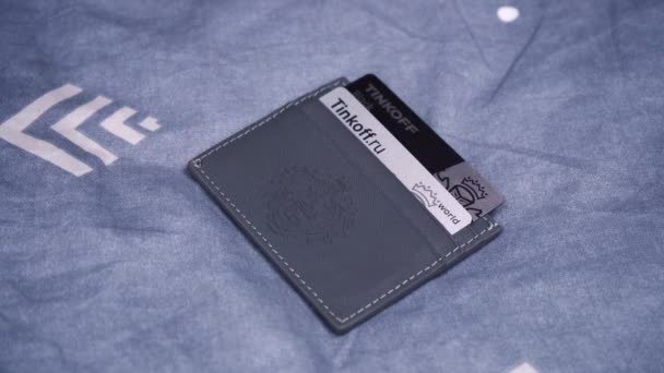 Tinkoff creditcards liggen in visitekaarthouder. Moskou Rusland 5 mei 2021 — Stockvideo