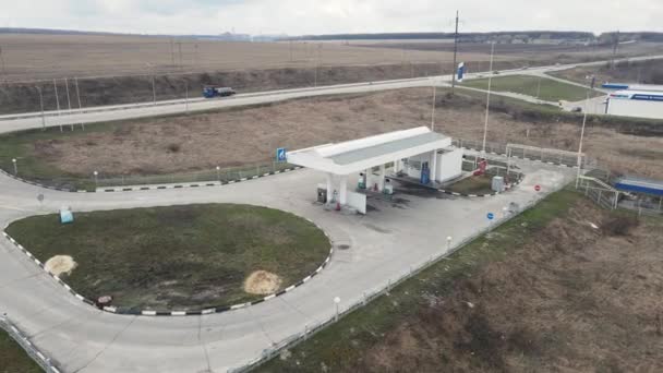 Luftaufnahmen. Autos bei Gazprom betanken. Moskau Russland 9. Mai 2021 — Stockvideo