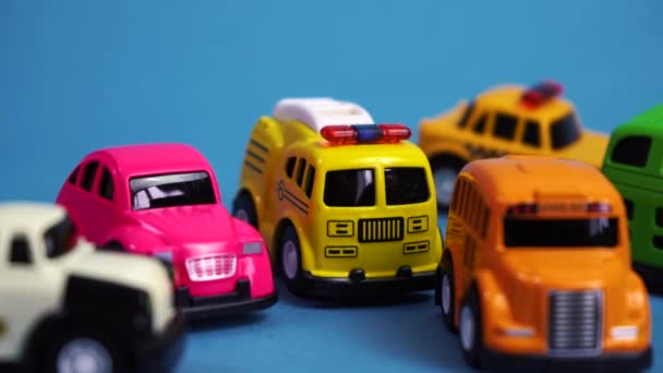 Många leksaksbilar samlas på ett ställe — Stockvideo