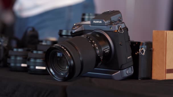 Nouvelle caméra fujifilm debout à l'exposition. russie moscou 6 juin 2021 — Video