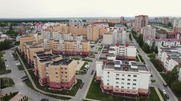 4K drónfelvételek egy lakóövezetről többszintes épületekkel — Stock videók