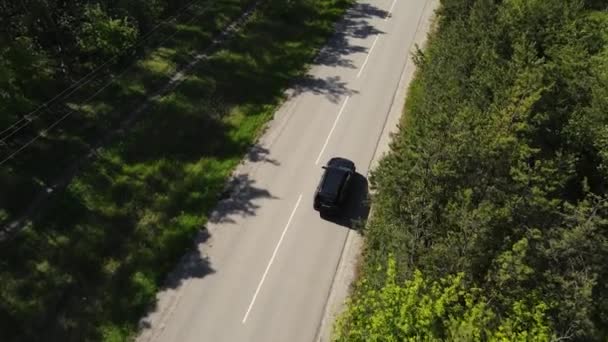 4k πλάνα από την παρακολούθηση του αυτοκινήτου κατά μήκος της γραμμής — Αρχείο Βίντεο