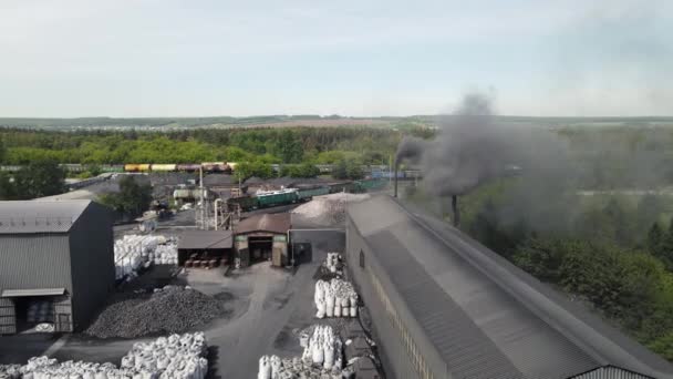 4k egy ipari övezetben történő termelés okozta környezetszennyezés felvétele — Stock videók