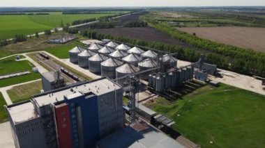 Metal yakıt tankları ve kuş bakışı. hava atışı