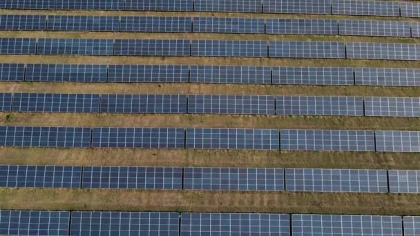 Drone vuela sobre un campo con paneles solares — Vídeos de Stock