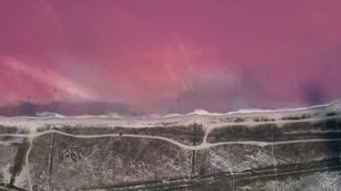 Pembe bir gölün kıyısında uçan bir İHA 'nın 4K görüntüleri.