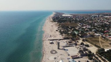 Sahildeki kumlu bir plajın 4K görüntüsü. hava atışı.