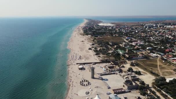 4k beelden van een zandstrand aan de kust vol mensen. luchtfoto 's. — Stockvideo