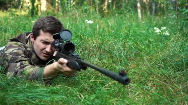 Scharfschützen zielen im Gebüsch. — Stockvideo