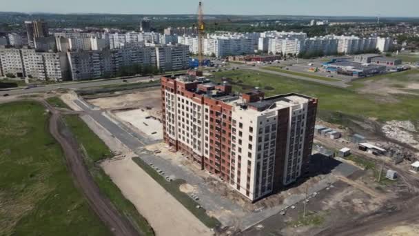 Egy új többszintes épület építése egy új területen. drónlövések — Stock videók