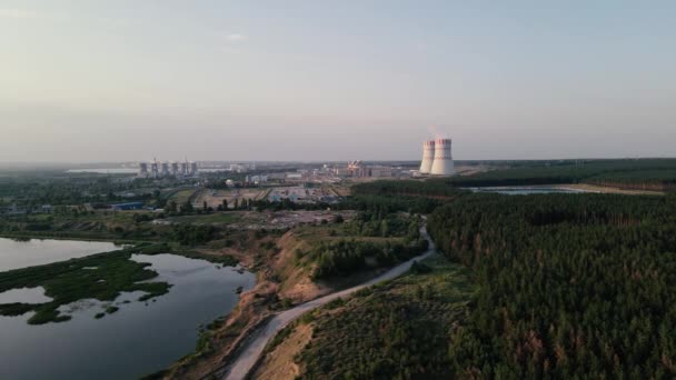 Jaderná elektrárna s přilehlými vodními nádržemi. letecké snímání — Stock video