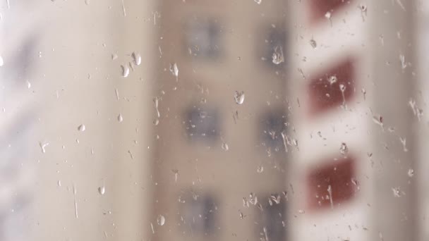 Yağmurda pencere. Balkonda bir pencere var. Kötü yağmurlu hava. — Stok video