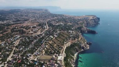 Dolu evlerle dolu deniz kenarında. hava atışı