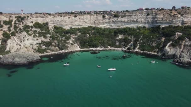 Tiro aéreo de la orilla del mar con terreno montañoso — Vídeos de Stock