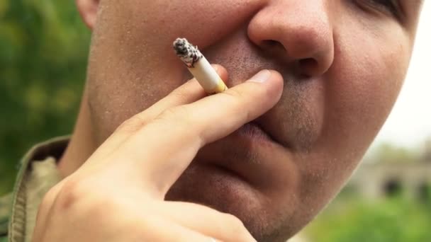 Mann raucht Zigarette aus nächster Nähe — Stockvideo