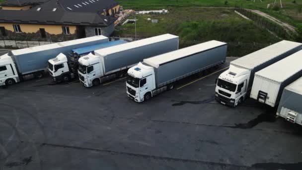 Many large trucks are parked with trailers. Moscow Russia 10 November 2021 — Stock Video