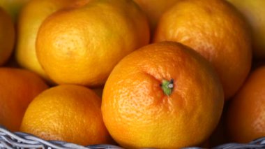 Hareket eden bir kamerayla birçok mandalina yakından çekilmiş.