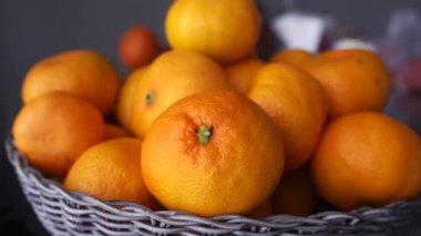 Sepette bir sürü mandalina var. 4k görüntü