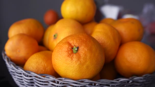 Veel mandarijnen in een mand. 4k-beelden — Stockvideo
