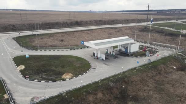 Εναέρια γυρίσματα. ανεφοδιασμός αυτοκινήτων στην Gazprom. Μόσχα Ρωσία 9 Μαΐου 2021 — Αρχείο Βίντεο