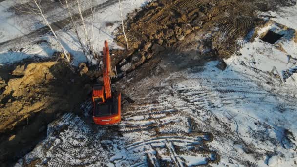 La excavadora de orugas trabaja en un sitio de construcción. Rusia Moscú 02.Marzo 2021 — Vídeos de Stock