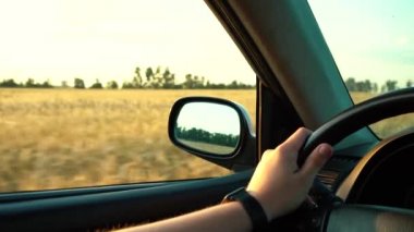 Direksiyondaki adam sahayı geçiyor.